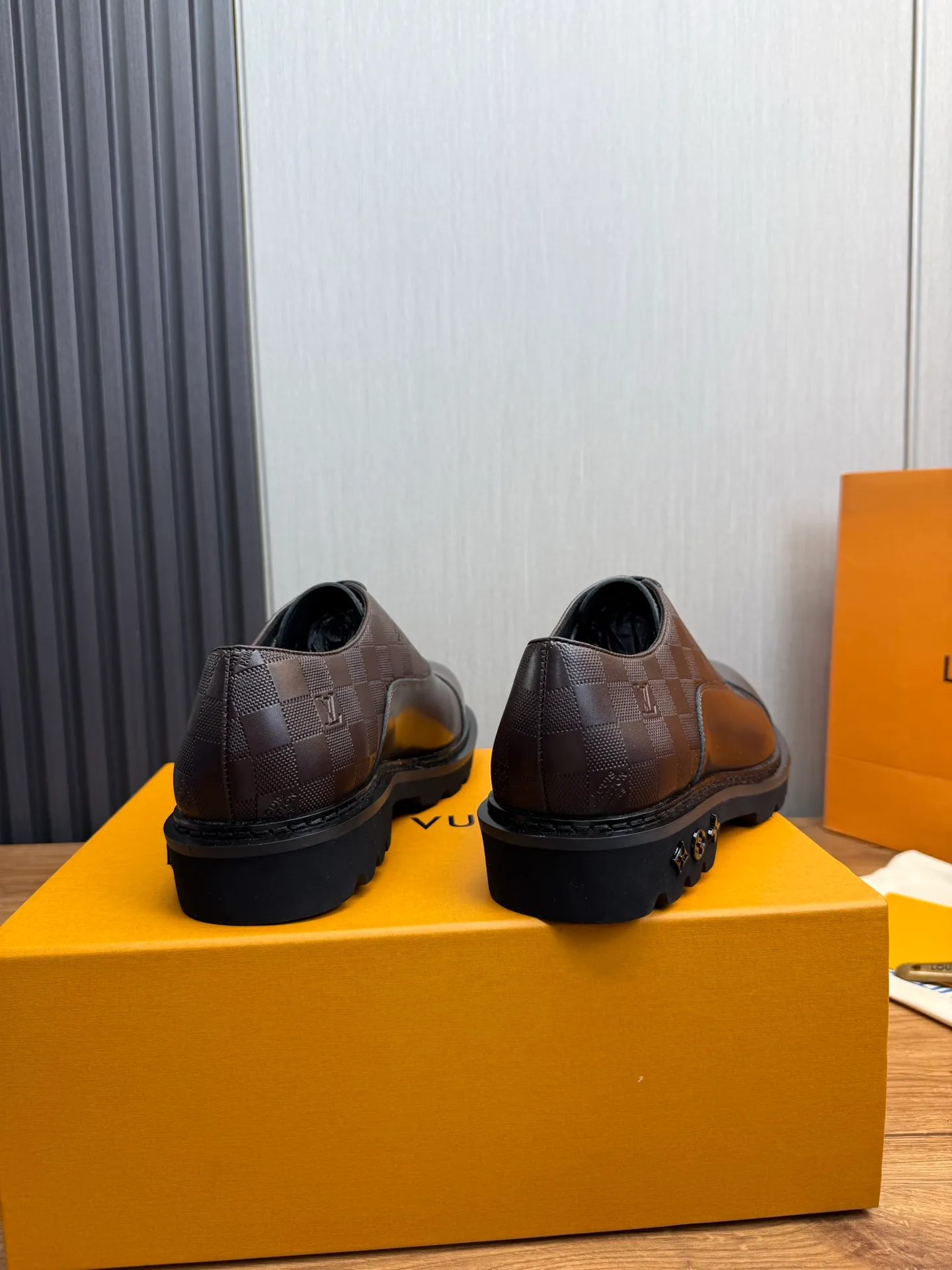 Men's shoes 💰900💰 LV. Men's casual lace-up leather shoes, the latest hot style 🔥 1:1 original purchase quality, top quality goods ⬆️The upper is imported open-edge beaded cowhide, cowhide, and cow suede. The hand-made three-dimensional stitching highlights the round toe design. The inner foot pads are all imported cowhide, with the original wear-resistant foam outsole, matching code 39-44, (38, 45 custom-made, non-refundable)